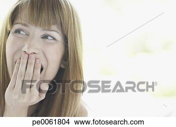 Banco de Imagem - mulher,  sentando, 
 ao ar livre, 
 mão,  cima,  
boca,  rir. fotosearch 
- busca de fotos, 
imagens e clipart