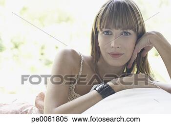 Banco de Imagem - mulher,  sentando, 
 ao ar livre, 
 pátio,  lounger, 
 relaxante. fotosearch 
- busca de fotos, 
imagens e clipart