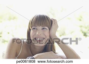 Banco de Imagem - mulher,  sentando, 
 ao ar livre, 
 pátio,  lounger, 
 sorrindo. fotosearch 
- busca de fotos, 
imagens e clipart