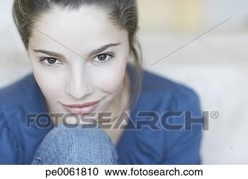 Arquivo de Fotografias - mulher,  sentando, 
 dentro,  sorrindo. 
fotosearch - busca 
de fotos, imagens 
e clipart