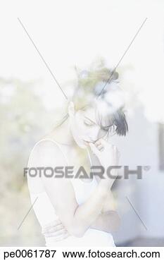 Foto - tiro,  mulher, 
 através,  windowpane, 
 olhar,  preocupado. 
fotosearch - busca 
de fotos, imagens 
e clipart