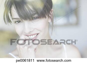 Arquivo de Fotografia - tiro,  mulher, 
 através,  windowpane, 
 sorrindo. fotosearch 
- busca de fotos, 
imagens e clipart