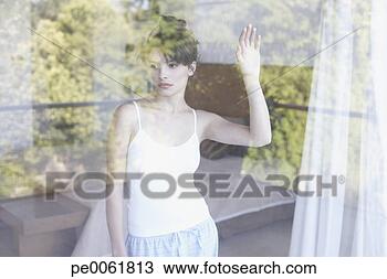 Banco de Imagem - tiro,  mulher, 
 através,  windowpane, 
 mão,  vidro. 
fotosearch - busca 
de fotos, imagens 
e clipart