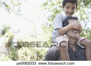 Banco de Imagem - ao ar livre,  
 jovem,   menino, 
  ombros,   cobertura, 
  seu. fotosearch 
- busca de fotos, 
imagens e clipart
