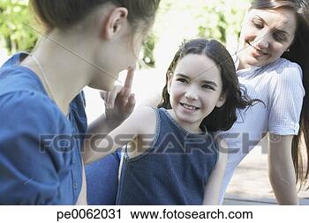 Arquivo de Fotografia - dois,  mulheres, 
 sentando,  convés, 
 ao ar livre, 
 tocando,  sorrindo. 
fotosearch - busca 
de fotos, imagens 
e clipart
