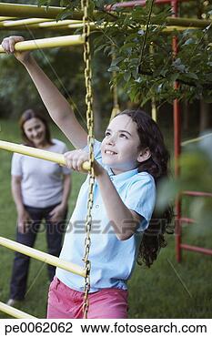 Banco de Imagem - jovem,   menina, 
  ao ar livre, 
  pátio recreio, 
  escalando. fotosearch 
- busca de fotos, 
imagens e clipart