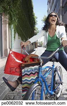 Banco de Imagem - mulher,  ao ar 
livre,  bicicleta, 
 shopping,  sacolas, 
 sorrindo. fotosearch 
- busca de fotos, 
imagens e clipart