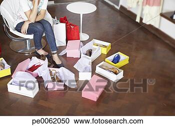 Arquivo de Fotografias - mulher,  departamento, 
 loja,  tentando, 
 sapatos. fotosearch 
- busca de fotos, 
imagens e clipart