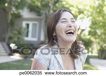 Banco de Imagem - mulher,  ficar, 
 ao ar livre, 
 rir. fotosearch 
- busca de fotos, 
imagens e clipart