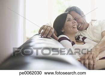 Arquivo de Fotografias - par,  relaxante, 
 vivendo,  sala, 
 sorrindo. fotosearch 
- busca de fotos, 
imagens e clipart