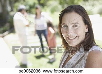 Banco de Imagem - sênior,  mulher, 
 ficar,  ao ar 
livre,  sorrindo. 
fotosearch - busca 
de fotos, imagens 
e clipart