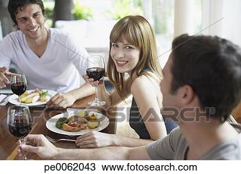 Banco de Imagem - três,  pessoas, 
 jantar,  tabela, 
 falando,  sorrindo. 
fotosearch - busca 
de fotos, imagens 
e clipart