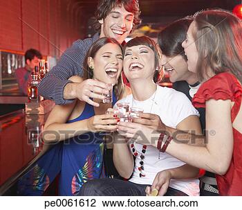 Banco de Imagem - cinco,  pessoas, 
 tiros,  danceteria, 
 brindar,  sorrindo. 
fotosearch - busca 
de fotos, imagens 
e clipart