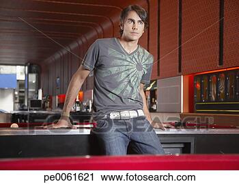 Arquivo de Fotografia - inclinar-se,  
tabela. fotosearch 
- busca de fotos, 
imagens e clipart