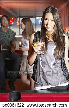 Banco de Imagem - mulher,  bebida, 
 tabela,  sorrindo. 
fotosearch - busca 
de fotos, imagens 
e clipart