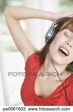 Banco de Imagem - mulher,  desgastar, 
 fones,  dançar. 
fotosearch - busca 
de fotos, imagens 
e clipart