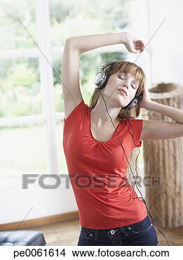 Banco de Imagem - mulher,  desgastar, 
 fones,  dançar. 
fotosearch - busca 
de fotos, imagens 
e clipart