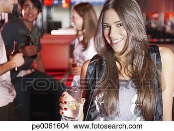 Banco de Imagem - mulher,  segurando, 
 bebida,  danceteria, 
 sorrindo. fotosearch 
- busca de fotos, 
imagens e clipart