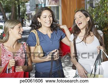 Banco de Imagem - três,   mulheres, 
  ao ar livre, 
  carregar,   
shopping,   sacolas. 
fotosearch - busca 
de fotos, imagens 
e clipart
