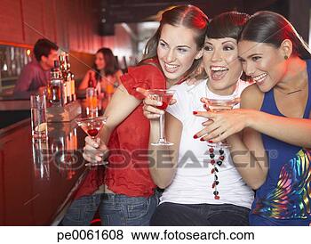 Banco de Imagem - três,  mulheres, 
 bebidas,  danceteria, 
 apontar,  sorrindo. 
fotosearch - busca 
de fotos, imagens 
e clipart