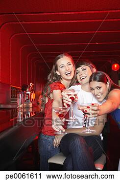 Arquivo de Fotografia - três,  mulheres, 
 bebidas,  danceteria, 
 brindar,  sorrindo. 
fotosearch - busca 
de fotos, imagens 
e clipart