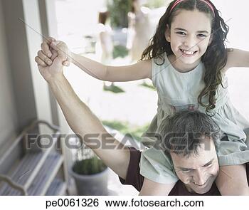 Banco de Imagem - ao ar livre,  
dar,  jovem,  
menina,  ombro, 
 passeio. fotosearch 
- busca de fotos, 
imagens e clipart