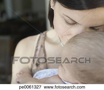 Foto - mulher,  abraçar, 
 bebê,  dentro. 
fotosearch - busca 
de fotos, imagens 
e clipart