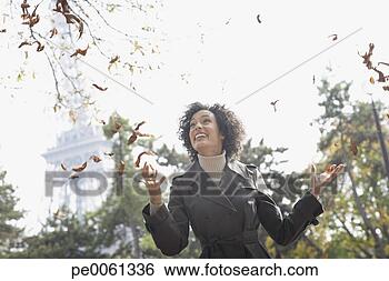 Banco de Imagem - mulher,  ao ar 
livre,  queda, 
 folhas,  sorrindo. 
fotosearch - busca 
de fotos, imagens 
e clipart