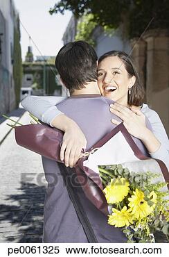 Banco de Imagem - par,  abraçar, 
 ao ar livre, 
 flores,  sorrindo. 
fotosearch - busca 
de fotos, imagens 
e clipart