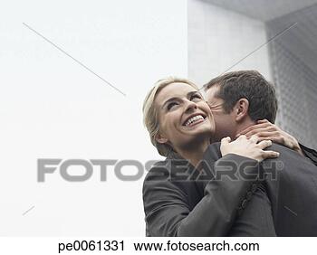 Arquivo de Fotografia - par,  abraçar, 
 ao ar livre, 
 predios,  sorrindo. 
fotosearch - busca 
de fotos, imagens 
e clipart