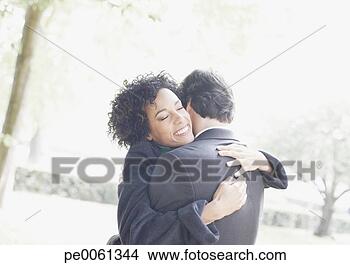 Banco de Imagem - par,  abraçar, 
 ao ar livre, 
 sorrindo. fotosearch 
- busca de fotos, 
imagens e clipart