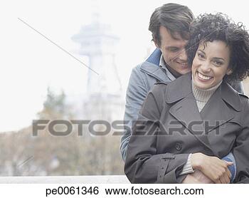 Banco de Imagem - par,  abraçar, 
 ao ar livre, 
 sorrindo. fotosearch 
- busca de fotos, 
imagens e clipart