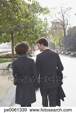 Arquivo Fotográficos - par,  andar,  
ao ar livre,  
segurando,  mãos. 
fotosearch - busca 
de fotos, imagens 
e clipart