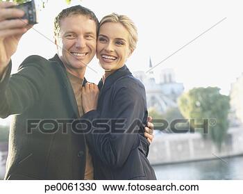 Arquivo de Fotografias - par,  ao ar livre, 
 levando,  auto-retrato, 
 usando,  digital, 
 câmera. fotosearch 
- busca de fotos, 
imagens e clipart