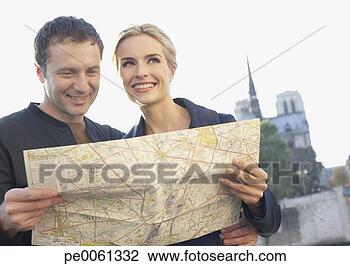 Banco de Imagem - par,  ao ar livre, 
 mapa,  sorrindo. 
fotosearch - busca 
de fotos, imagens 
e clipart