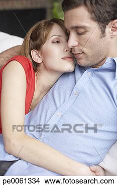 Banco de Imagem - par,  relaxante, 
 vivendo,  sala, 
 onde,  dormir. 
fotosearch - busca 
de fotos, imagens 
e clipart