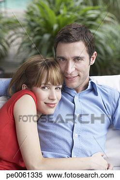 Banco de Imagem - par,  relaxante, 
 vivendo,  sala, 
 sorrindo. fotosearch 
- busca de fotos, 
imagens e clipart