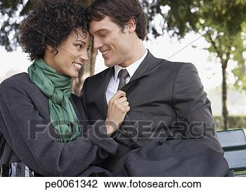 Banco de Imagem - par,  sentando, 
 ao ar livre, 
 banco,  sendo, 
 carinhoso,  sorrindo. 
fotosearch - busca 
de fotos, imagens 
e clipart