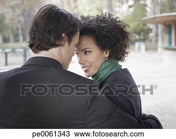Banco de Imagem - par,  sentando, 
 ao ar livre, 
 sendo,  carinhoso, 
 sorrindo. fotosearch 
- busca de fotos, 
imagens e clipart