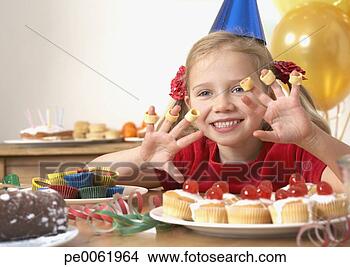 Banco de Imagem - jovem,  menina, 
 aniversário, 
 partido,  tocando, 
 alimento,  sorrindo. 
fotosearch - busca 
de fotos, imagens 
e clipart