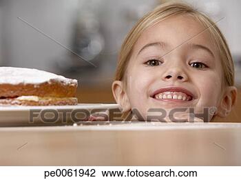 Banco de Imagem - jovem,  menina, 
 cozinha,  bolo, 
 contador,  sorrindo. 
fotosearch - busca 
de fotos, imagens 
e clipart
