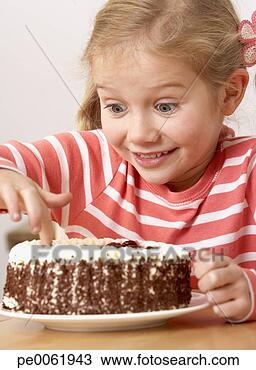 Banco de Imagem - jovem,  menina, 
 cozinha,  pôr, 
 dedo,  bolo, 
 contador. fotosearch 
- busca de fotos, 
imagens e clipart