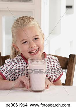 Banco de Imagem - jovem,  menina, 
 cozinha,  milkshake. 
fotosearch - busca 
de fotos, imagens 
e clipart