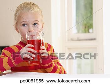 Banco de Imagem - jovem,  menina, 
 cozinha,  vidro, 
 fruta,  suco. 
fotosearch - busca 
de fotos, imagens 
e clipart