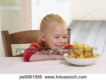 Banco de Imagem - jovem,  menina, 
 cozinha,  tigela, 
 batata,  lascas, 
 sorrindo. fotosearch 
- busca de fotos, 
imagens e clipart