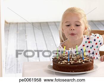 Banco de Imagem - jovem,   menina, 
  cozinha,   aniversário, 
  bolo,   soprando. 
fotosearch - busca 
de fotos, imagens 
e clipart