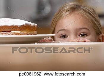 Banco de Imagem - jovem,  menina, 
 cozinha,  peeking, 
 contador,  bolo. 
fotosearch - busca 
de fotos, imagens 
e clipart