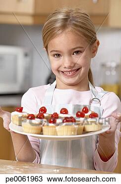 Banco de Imagem - jovem,   menina, 
  cozinha,   segurando, 
  prato,   cereja. 
fotosearch - busca 
de fotos, imagens 
e clipart