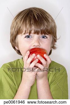 Banco de Imagem - jovem,  menino, 
 comer,  maçã. 
fotosearch - busca 
de fotos, imagens 
e clipart
