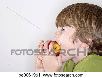 Arquivo de Fotografia - jovem,  menino, 
 comer,  maçã. 
fotosearch - busca 
de fotos, imagens 
e clipart
